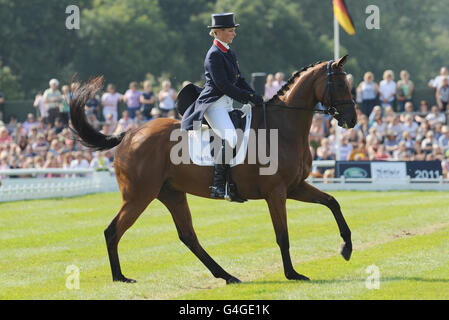 Il Gran Bretagna Zara Phillips Riding High Kingdom partecipa all'evento di dressage al Burghley Horse Trials di Stamford. Foto Stock