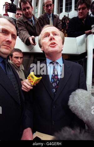 David Davies, direttore degli affari pubblici della Football Association, parla con i media al di fuori del Centre Point di Londra, oggi 4 gennaio 1999, in seguito alle dimissioni di Keith Wiseman come presidente della fa. Lo sviluppo viene dopo che il capo esecutivo Graham Kelly si è dimesso il mese scorso. Foto di Peter J Jordan/PA. Vedi PA storia CALCIO fa Foto Stock