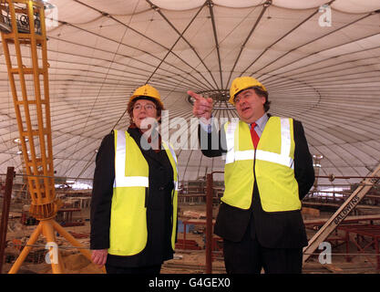 Il nuovo supremo del Millennium Dome, Lord Falconer, con Millennium Experience Chief Executive Jennie Page, a Greenwich, a sud di Londra, dove ha dato il suo primo sguardo al progetto Millennium Dome da 758 milioni di euro. * 09/11/00: Si prevede che una relazione dannante sul Millennium Dome pubblicata dal governo di sorveglianza delle spese sia critica nei confronti dei ministri del governo, degli operatori del Dome e della commissione del Millennio. Foto Stock