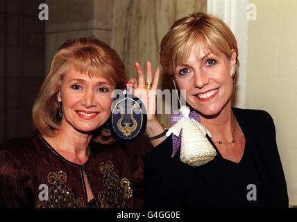 PA News 5/1/99 ex-BBC Newsreader Jan Leeming (a sinistra) e presentatore del programma televisivo 'Holiday' Suzanne Dando con una fata disegnata da Zandra Rhodes, ad un'asta di decorazioni natalizie offerte dalla Regina a beneficio della carità 'la Società delle Stelle'. L'asta si è svolta presso il Victoria and Albert Museum di Londra. Foto Stock