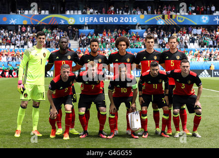 Belgio team group (L-R) Bancata anteriore: Toby Alderweireld, Kevin De Bruyne, Eden Hazard, Yannick Ferreira Carrasco e Thomas Vermaelen. Bancata posteriore: Belgio portiere Thibaut Courtois, Romelu Lukaku, Mousa Dembele, Axel Witsel, Thomas Meunier e Jan Vertonghen durante UEFA EURO 2016, gruppo e corrispondono allo Stade de Bordeaux Bordeaux. Foto Stock