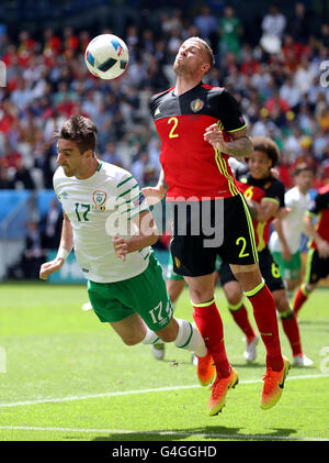 Repubblica di Irlanda è Stephen Ward (sinistra) e il belga Toby Alderweireld battaglia per la palla in aria durante UEFA EURO 2016, gruppo e corrispondono allo Stade de Bordeaux Bordeaux. Foto Stock