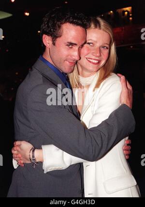 Gwyneth Paltrow e Joseph Fiennes, stelle di 'Shakespeare in Love', al cinema Empire di Leicester Square di Londra per la premiazione europea di gala del film, tenuta in aiuto della Chicken Shed Theatre Company . 9/2/99: Annunciate le candidature all'Oscar Award. Foto Stock