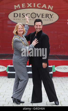 Sindaco di Brighton Anne Meadows e rigorosamente venire Darren Bennett Dancing Scoprite la salsa al Discovery's Mexican Independence Day Celebration nella Jubilee Square di Brighton. Foto Stock