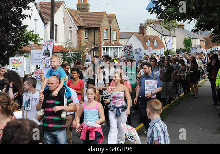 I viaggiatori provenienti dalla Dale Farm in Essex prendono parte a una marcia e a una dimostrazione a Wickford contro il loro sfratto forzato dal loro sito da Basildon Council. Foto Stock