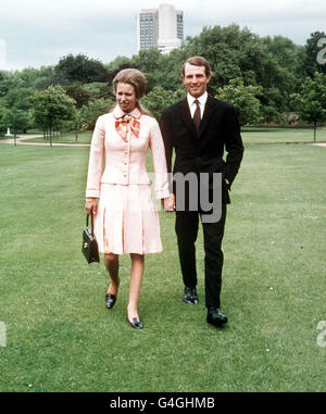 PA NEWS PHOTO 30/5/73 PRINCIPESSA ANNA CON MARK PHILLIPS IL GIORNO DEL LORO IMPEGNO UFFICIALE A BUCKINGHAM PALACE, LONDRA Foto Stock