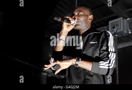 Wretch 32 suona prima di firmare autografi a HMV nell'Arndale Centre Manchester. PREMERE ASSOCIAZIONE foto. Data immagine: Martedì 23 agosto 2011. Il credito fotografico dovrebbe essere: Peter Byrne/PA Wire Foto Stock