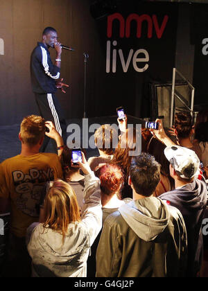 Wretch 32 suona prima di firmare autografi a HMV nel centro di Arndale, Manchester Foto Stock