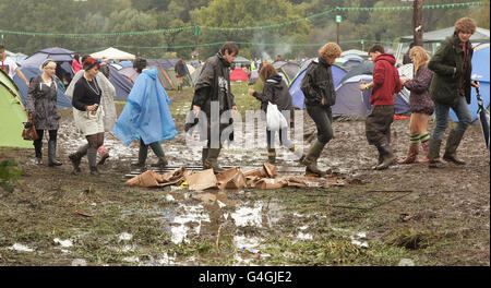 Reading Festival 2011. Festival goers in pioggia al Reading Festival, a Richfield Avenue a Reading. Foto Stock