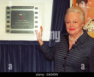 Gone with the Wind attrice Olivia de Havilland, svela una lapide che commemora l'illustre carriera di Vivien Leigh, la sua co-star nel film campione d'incassi del 1939, presso gli Elstree Film Studios di Borehamwood, Herts Today (Sat). Foto di Rosie Hallam. Vedi PA Story SHOWBIZ Leigh. Foto Stock