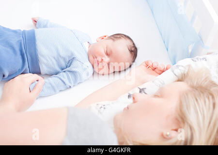 La madre e il bambino co-dormire in modo sicuro Foto Stock