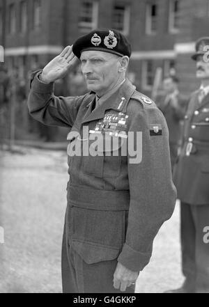 Capo dello Stato maggiore Imperiale, Field Marshall Visconte Montgomery di Alamein a Bovington Camp, vicino a Dorchester, dove prese il saluto ad una sfilata di passaggio di una truppa di cadetti del corpo corazzato reale. Montgomery fu uno dei più famosi generali britannici della seconda guerra mondiale, in particolare per la sua gestione dell'VIII Esercito durante le campagne nordafricane e italiane. Foto Stock