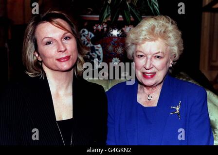 PA NEWS PHOTO 8/12/98 COMEDIENNE JENNIFER SAUNDERS E ATTRICE JUNE WHITFIELD AL CARLTON WOMEN IN FILM AND TELEVISION AWARDS LUNCHEON A LONDRA. Foto Stock