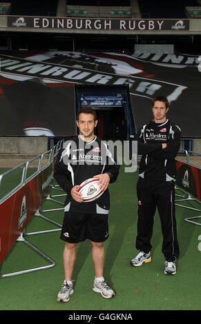 Greig Laidlaw (a sinistra) e John Houston durante la fotocellula di Edimburgo al Murrayfield Stadium, Edimburgo. Foto Stock