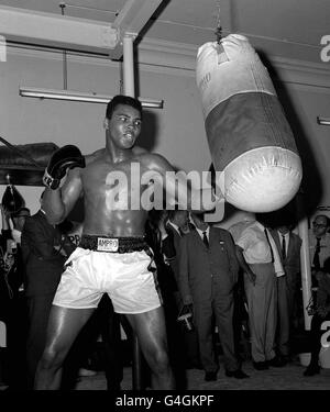 30 OTTOBRE : in questo giorno nel 1974 Muhammad Ali batte George Foreman nel più famoso concorso di boxe di tutti i tempi 'il rumble nella giungla' in Zaire. IL CAMPIONE MONDIALE DI PESI MASSIMI MUHAMMAD ALI (CASSIUS CLAY) SUL PUNCHBAG DURANTE UNA SESSIONE DI ALLENAMENTO PRESSO UNA PALESTRA HAMPSTEAD LONDON *17/01/02: ALI CELEBRA IL SUO 60° COMPLEANNO. Foto Stock