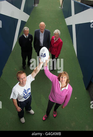 Malcolm Murray (presidente della Fondazione Bill McLaren), Sir Bill Gammell (Fondazione scozzese vincente), Linda Lawson, Bosman du Plessis e Louise Martin (presidente della Scozia sportiva) durante la fotocellula della Fondazione scozzese vincente a Murrayfield, Edimburgo. Foto Stock