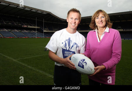 Bosman du Plessis, che è stato nominato il primo a tempo pieno Positive Coaching Scotland Manager per il rugby scozzese e Linda Lawson, figlia di Bill McLaren durante la foto vincente della Scotland Foundation a Murrayfield, Edimburgo. Foto Stock