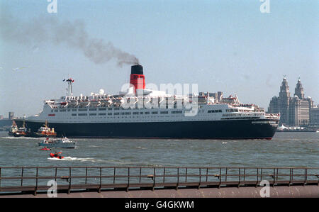 PA NEWS,FOTO 24/7/90 IL QEII VISITA LIVERPOOL. PA NEWS,FOTO 24/7/90 IL QEII VISITA LIVERPOOL Foto Stock