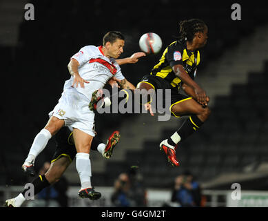 Calcio - Carling Cup - secondo turno - Milton Keynes Dons / Brentford - Stadio:mk. Charlie Macdonald di Milton Keynes Dons testa la palla per segnare il loro primo goal Foto Stock