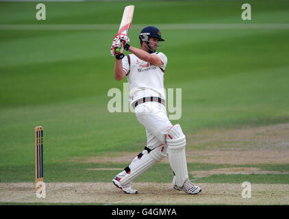 Tom Smith del Lancashire in azione di battuta contro il Worcestershire Foto Stock