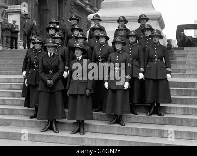 Poliziotti sulla scalinata del Duca di York in una festa in giardino a Buckingham Palace. Foto Stock