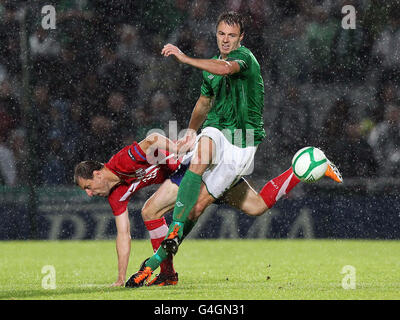 Jonny Evans (a destra) dell'Irlanda del Nord combatte con la Serbia Milan Jovanovic durante la partita di qualificazione del Campionato europeo al Windsor Park di Belfast. Foto Stock