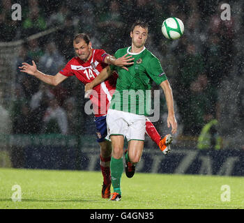 Jonny Evans (a destra) dell'Irlanda del Nord combatte con la Serbia Milan Jovanovic durante la partita di qualificazione del Campionato europeo al Windsor Park di Belfast. Foto Stock