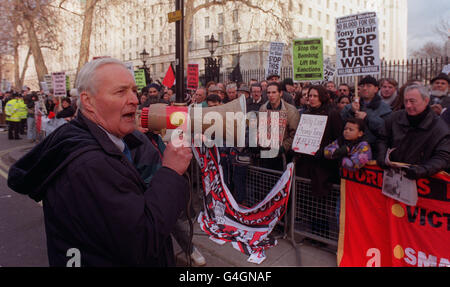 Tony Benn, deputato del lavoro, si rivolge ai manifestanti di Whitehall, nel centro di Londra, durante una manifestazione sui bombardamenti britannici e statunitensi dell'Iraq. 27/6/99: Benn ha annunciato di voler essere deputato alle prossime elezioni generali. * ma ha sottolineato che lasciare il Parlamento non segnerebbe la fine della sua carriera politica. Il sig. Benn ha comunicato la sua decisione in una lettera al Partito laburista della sua circoscrizione elettorale a Chesterfield. Foto Stock