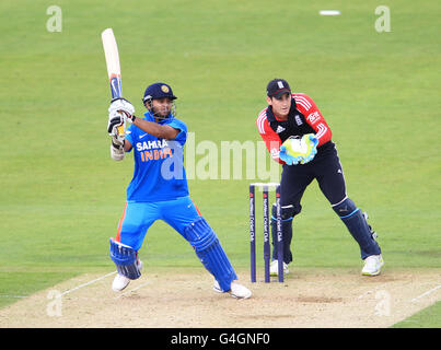 Cricket - Natwest Series - First One Day International - Inghilterra / India - Chester-le-Street. Il Patel di Parthiv dell'India colpisce un confine Foto Stock