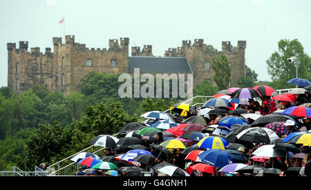 Una vista del Castello di Lumley mentre le fermate della pioggia giocano durante il NatWest One Day International all'Emirates Durham International Cricket Ground a Chester le Street, Durham. Foto Stock