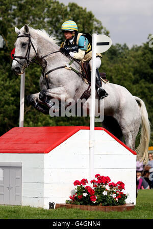 Kate Jupp a bordo del Bunratty Rose durante l'evento Cross Country durante le prove a cavallo Land Rover Burghley, Stamford. Foto Stock