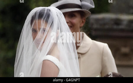 Edwina Palmer arriva per il suo matrimonio con Andrew Charlton a Manderston House, Duns, Berwick. PREMERE ASSOCIAZIONE foto. Data immagine: Sabato 3 settembre 2011. Il credito fotografico dovrebbe essere: Danny Lawson/PA Wire Foto Stock