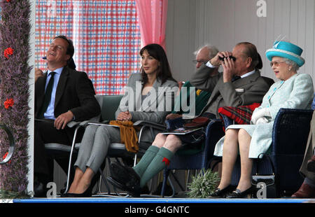 La regina Elisabetta II guarda gli atti con il primo ministro David Cameron (sinistra - destra), sua moglie Samantha Cameron e il duca di Edimburgo al raduno di Braemar a Braemar. Foto Stock