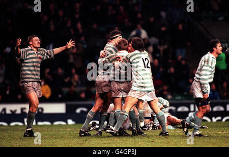 PA NEWS PHOTO 8/12/98 CAMBRIDGE UNIVERSITY RUGBY UNION I GIOCATORI CELEBRANO LA LORO VITTORIA SULL'UNIVERSITÀ DI OXFORD PER VINCERE IL BOWRING TROPHY AL TWICKENHAM STADIUM DI LONDRA. Foto Stock