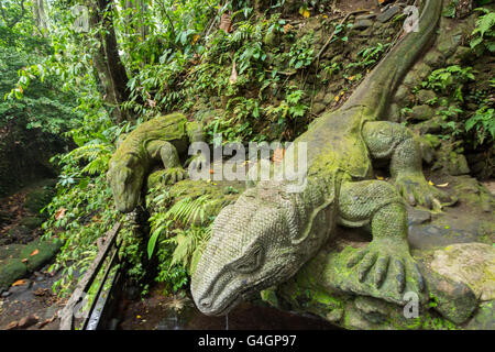 Lucertola gigante nel sacro Santuario della Foresta delle Scimmie, Ubud, Bali, Indonesia Foto Stock