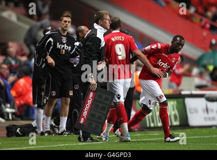 Il Jason Euell di Charlton Athletic (a destra) è sostituito sul posto di Ion Del compagno di squadra Paul Hayes (2° a destra) Foto Stock