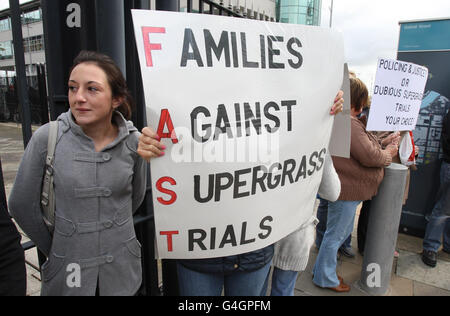 I manifestanti lealisti hanno dimostrato oggi al di fuori del tribunale della Corona di Belfast che 14 uomini hanno affrontato uno dei più grandi processi di omicidio paramilitare in Irlanda del Nord negli ultimi decenni. Foto Stock