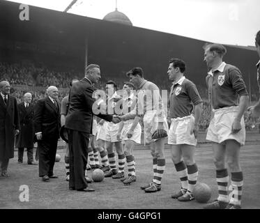 L'ammiraglio della flotta Earl Mountbatten di Birmania scuote le mani con il portiere irlandese Alan Kelly (Drumcondra) prima della partita. L'Inghilterra ha continuato a vincere il gioco 5-1. Foto Stock