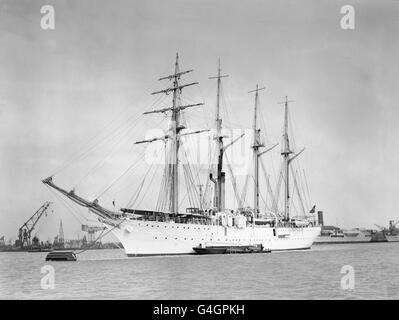 La nave marina brasiliana a quattro alberi, 'Almirante Saldanhaa', ancora di guida a Portsmouth. Si trova in una sosta di quattro giorni durante una crociera di nove mesi Foto Stock