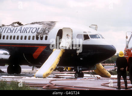 Un British Airtours Boeing 737 è stato travolto dal fuoco dopo un'esplosione, mentre tassò il decollo all'aeroporto di Manchester. L'immagine mostra il relitto dell'aereo, con scivoli di emergenza giù sulla pista dell'aeroporto. Foto Stock