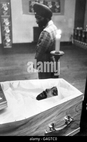 PA NEWS PHOTO 12/6/79 UN POURNER ASIATICO TIENE VIGIL DALLA BARA APERTA COME IL CORPO DI BLAIR PEACH SI TROVA NELLO STATO NEL FOYER DEL CINEMA DOMINION, SOUTHALL, WEST LONDON. IL FUNERALE SI SVOLGE DOMANI A EAST LONDON. IL SIGNOR PEACH, UN INSEGNANTE DI 33 ANNI E SOSTENITORE DELLA LEGA NAZISTA, È MORTO NELLE RIVOLTE DI SOUTHALL IN APRILE QUANDO I MANIFESTANTI CONTRO UNA RIUNIONE NAZIONALE DI FRONTE ALLE ELEZIONI SI SONO SCONTRATI CON LA POLIZIA Foto Stock