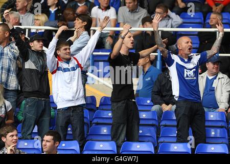 Calcio - Npower Football League Championship - Birmingham City / Millwall - St Andrew's. I tifosi di Birmingham stuzzica i sostenitori di Millwall negli stand Foto Stock