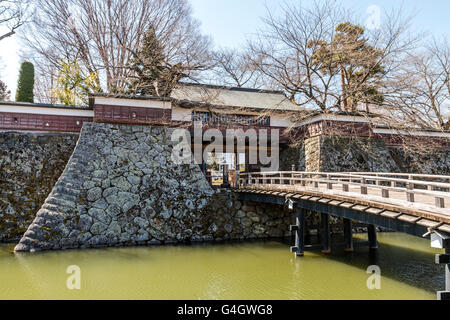 Giappone, Suwa. Castello di Takashima spesso chiamato il castello di flottante. Kabukimon yaguramon, gate con torretta, e Kabukibashi ponte di legno con fossato. Foto Stock