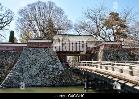 Giappone, Suwa. Castello di Takashima spesso chiamato il castello di flottante. Kabukimon yaguramon, gate con torretta, e Kabukibashi ponte di legno con fossato. Foto Stock