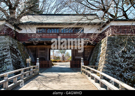 Giappone, Suwa. Takasaki castello. Kabukimon yaguramon, Gatehouse, e Kabukibashi bridge. Vista frontale. Ore diurne. HDR Foto Stock