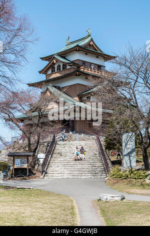 Giappone, Suwa. Takashima castello. Ampia scalinata in pietra che conduce alla Tenshukasku o meno mantenere, con Honmaru composto in primo piano. Blue sky. Ore diurne. Foto Stock