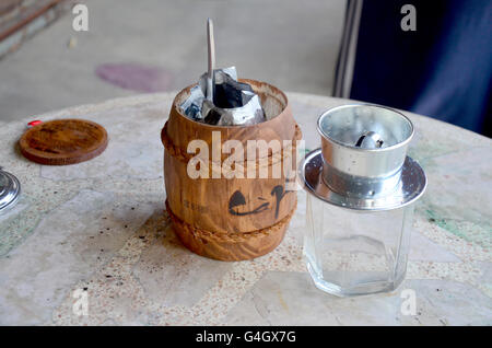 Gocciolatore strumenti per rendere il Vietnam caffè caldo fleboclisi a bicchiere a casa Foto Stock