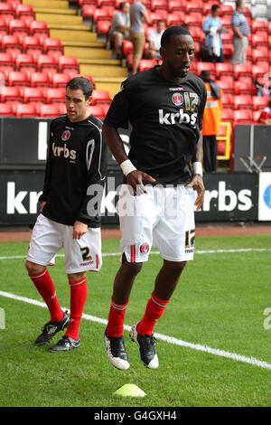 Calcio - npower Football League 1 - Charlton Athletic v Exeter City - The Valley. Jason Euell di Charlton Athletic (a destra) e Andy Hughes durante il riscaldamento pre-partita Foto Stock