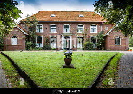 Vecchia casa olandese in Hollum villaggio sul West Frisone isola Ameland, Paesi Bassi Foto Stock