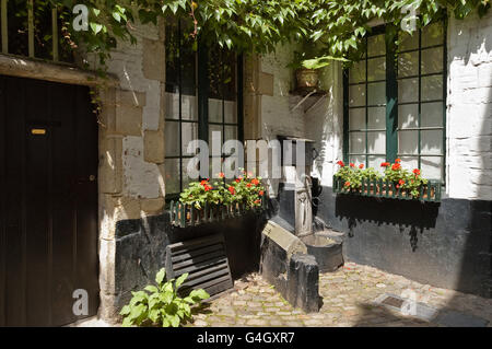 Piccolo vicolo medievale chiamato Vlaeykensgang nel centro della città di Anversa in Belgio Foto Stock